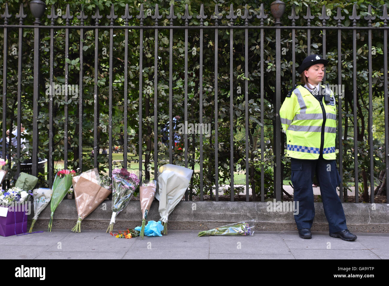 Russell Square, London, UK. 4. August 2016. Blumen und Ehrungen am Tatort hinterlassen. Messerstecherei Russell Square Stockfoto