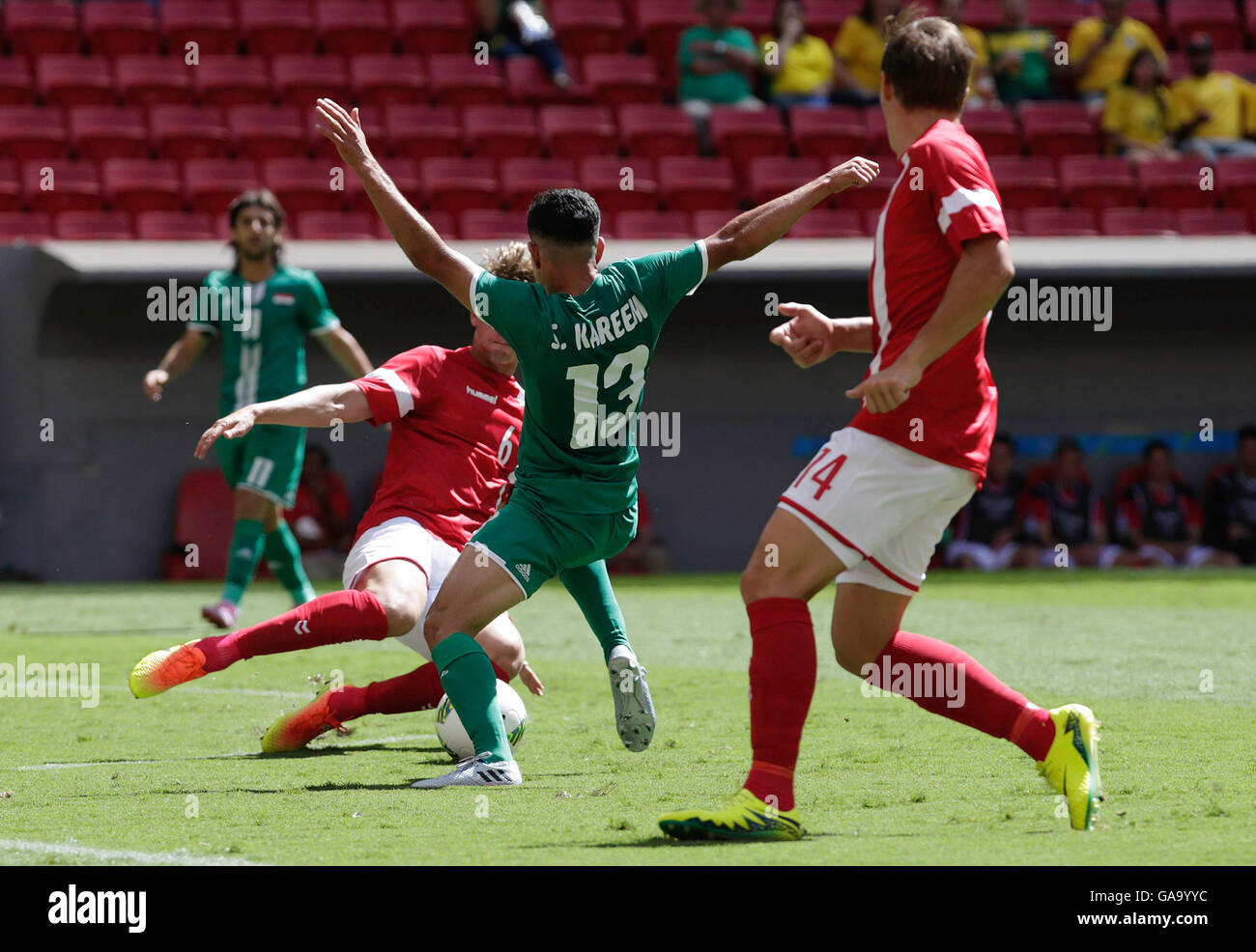 Brasilia, DF - 04.08.2016: Olympia 2016 Fußball BRASILIA - Sherko Kareem Irak, Andreas Maxso und Casper Nielsen Dänemark während des Spiels zwischen Irak (IRQ) x Dänemark (DEN), das erste Spiel der Gruppe A der Olympischen Männer &#39; s Fußball, die Olympischen Spiele 2016 in Mané Garrincha Stadium im Stadt Brasilia Headters statt. (Foto: Cristiano MariMariz/Fotoarena) Stockfoto