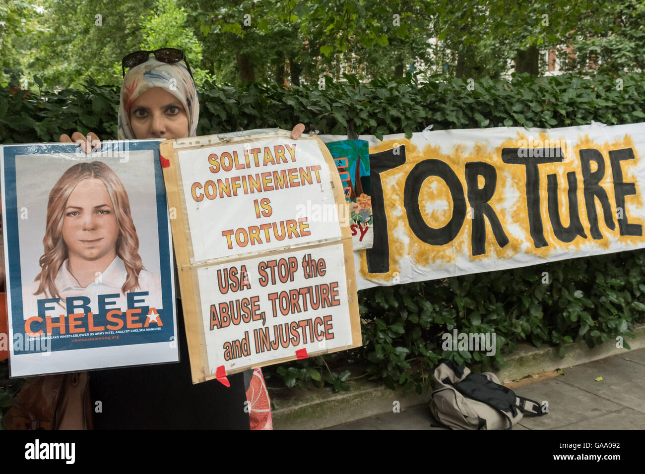 London, UK. 4. August 2016. Aisha Maniar der London Guantánamo Kampagne hält Plakate an den Protest gegen die US-Botschaft fordern die Freilassung der restlichen 76 Gefangenen noch in das Gefangenenlager und Solidarität mit Chelsea Manning, der langen Einzelhaft Gesichter nach ihrem Selbstmordversuch letzten Monat statt. Bildnachweis: Peter Marshall/Alamy Live-Nachrichten Stockfoto