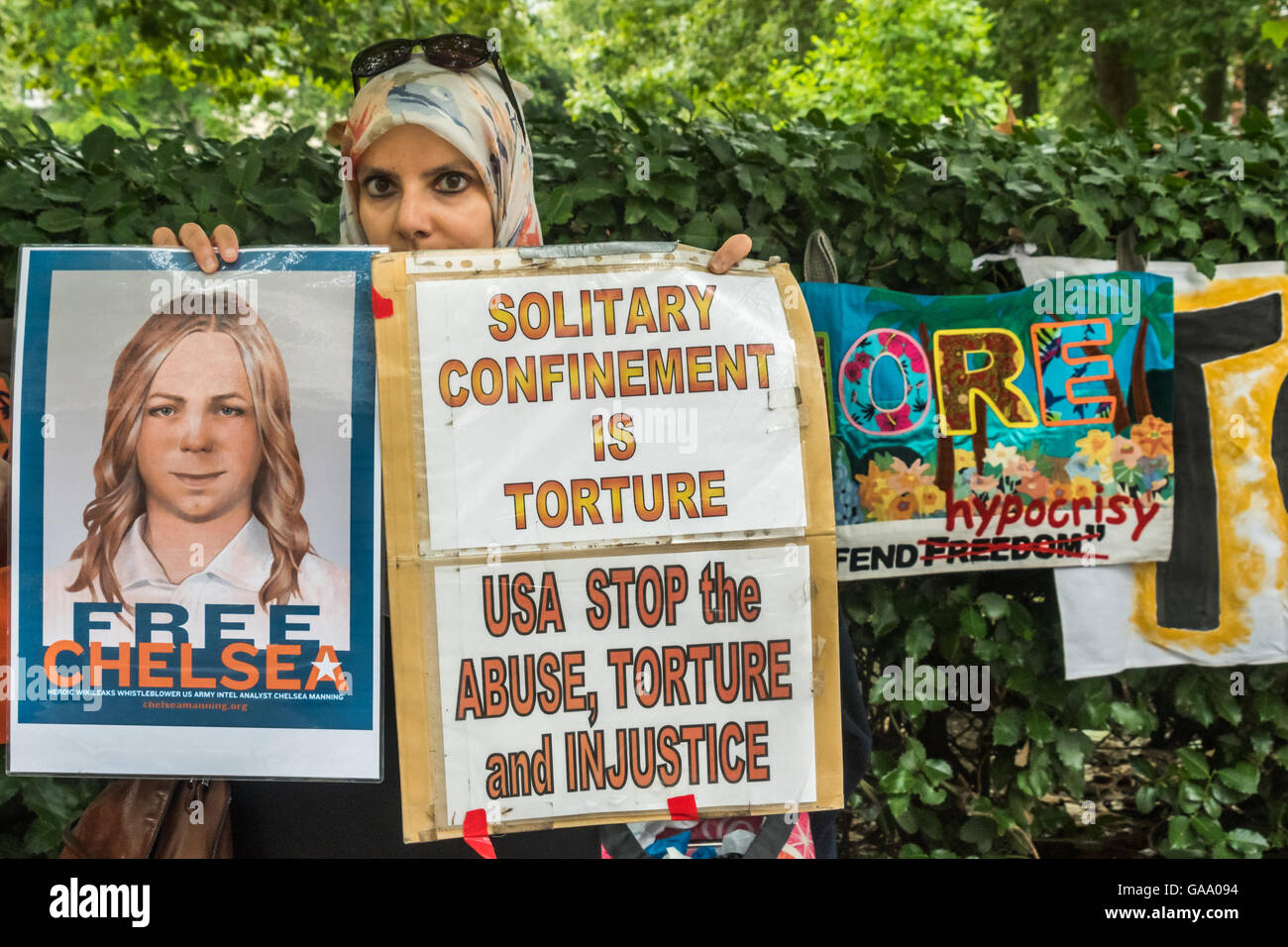 London, UK. 4. August 2016. Aisha Maniar der London Guantánamo Kampagne hält Plakate an den Protest gegen die US-Botschaft fordern die Freilassung der restlichen 76 Gefangenen noch in das Gefangenenlager und Solidarität mit Chelsea Manning, der langen Einzelhaft Gesichter nach ihrem Selbstmordversuch letzten Monat statt. Bildnachweis: Peter Marshall/Alamy Live-Nachrichten Stockfoto