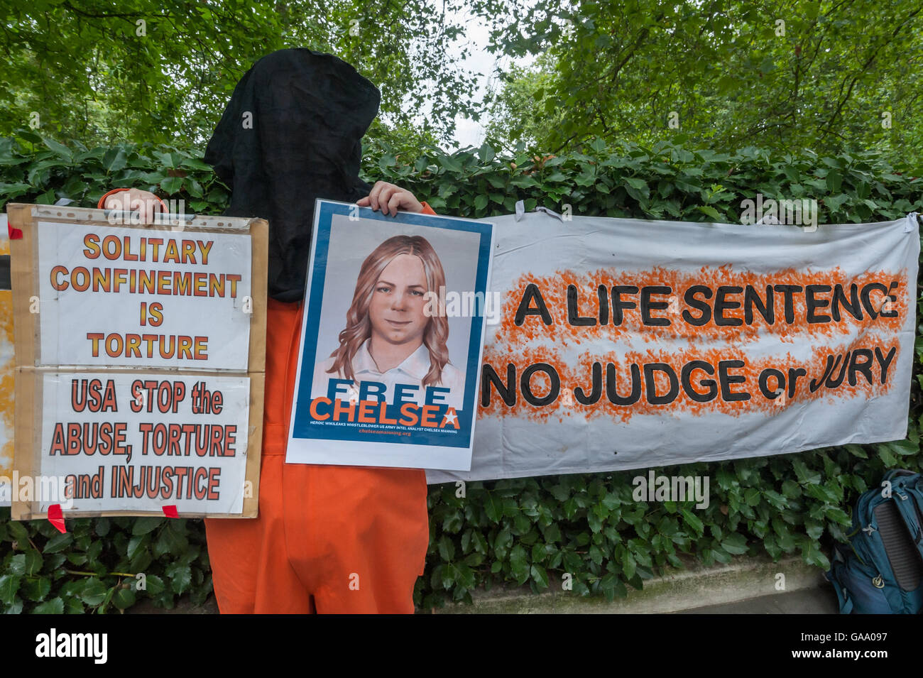 London, UK. 4. August 2016. Die London Guantánamo Kampagne Protest gegen die US-Botschaft und Marble Arch fordern die Freilassung der restlichen 76 Gefangenen noch in das Gefangenenlager und Solidarität mit Chelsea Manning, der langen Einzelhaft nach ihrem Selbstmordversuch letzten Monat Gesichter statt. Bildnachweis: Peter Marshall/Alamy Live-Nachrichten Stockfoto