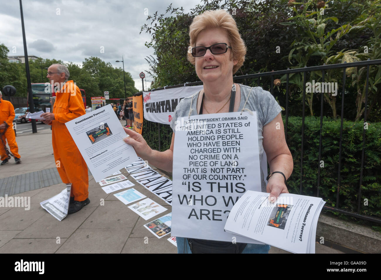 London, UK. 4. August 2016. Eine Frau verteilt Flugblätter an die London Guantánamo Kampagne Protest gegen die US-Botschaft und Marble Arch fordern die Freilassung der restlichen 76 Gefangenen noch in das Gefangenenlager und Solidarität mit Chelsea Manning, der langen Einzelhaft Gesichter nach ihrem Selbstmordversuch letzten Monat statt. Bildnachweis: Peter Marshall/Alamy Live-Nachrichten Stockfoto