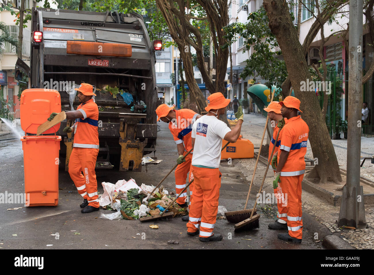 Städtische Arbeiter sind eine Straße im Stadtteil Copacabana in Rio de Janeiro, Brasilien, 4. August 2016 Reinigung. Die Olympischen Spiele 2016 in Rio wird von 05 bis 21. August 2016 stattfinden. Foto: Sebastian Kahnert/dpa Stockfoto