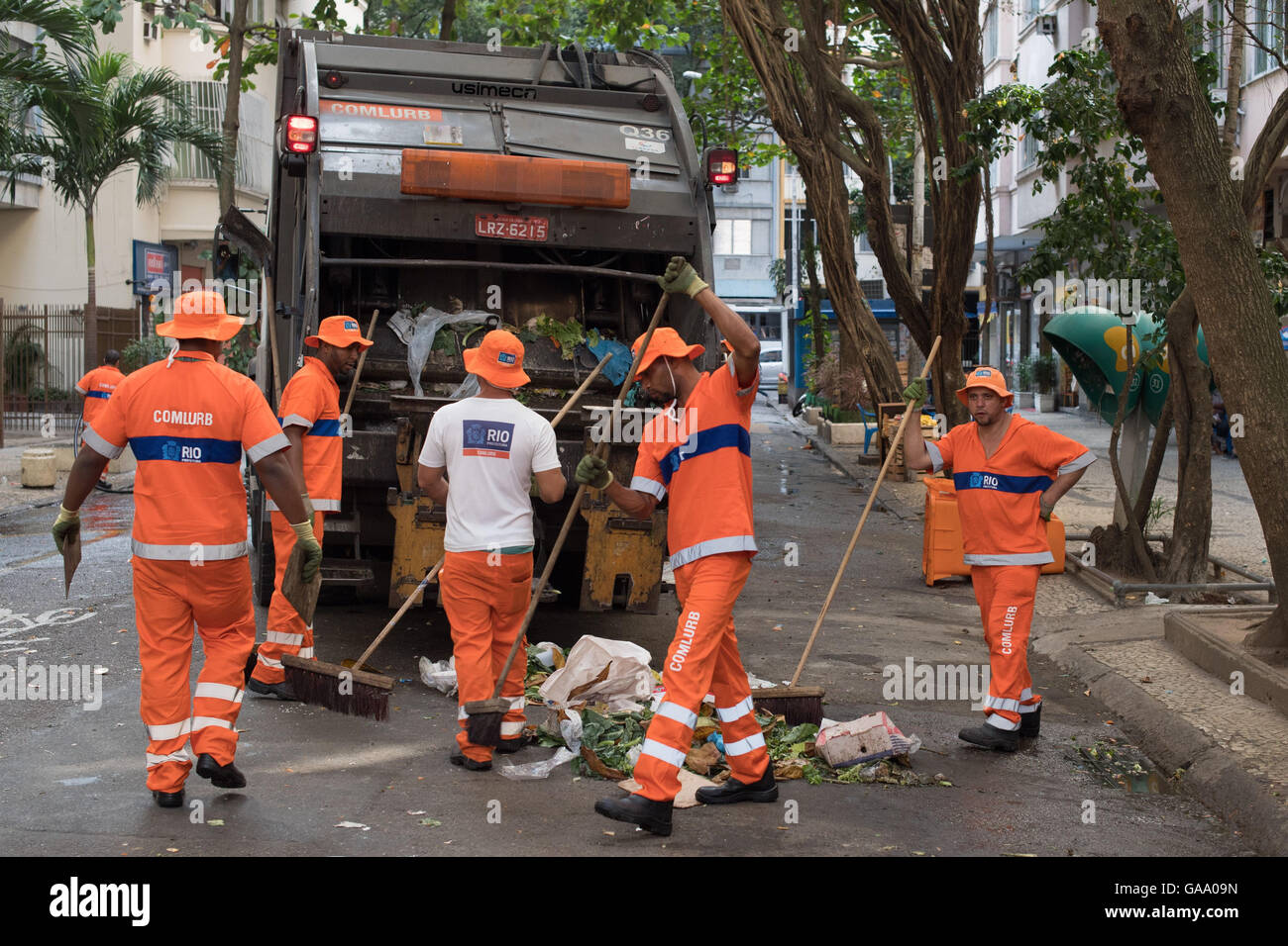 Städtische Arbeiter sind eine Straße im Stadtteil Copacabana in Rio de Janeiro, Brasilien, 4. August 2016 Reinigung. Die Olympischen Spiele 2016 in Rio wird von 05 bis 21. August 2016 stattfinden. Foto: Sebastian Kahnert/dpa Stockfoto