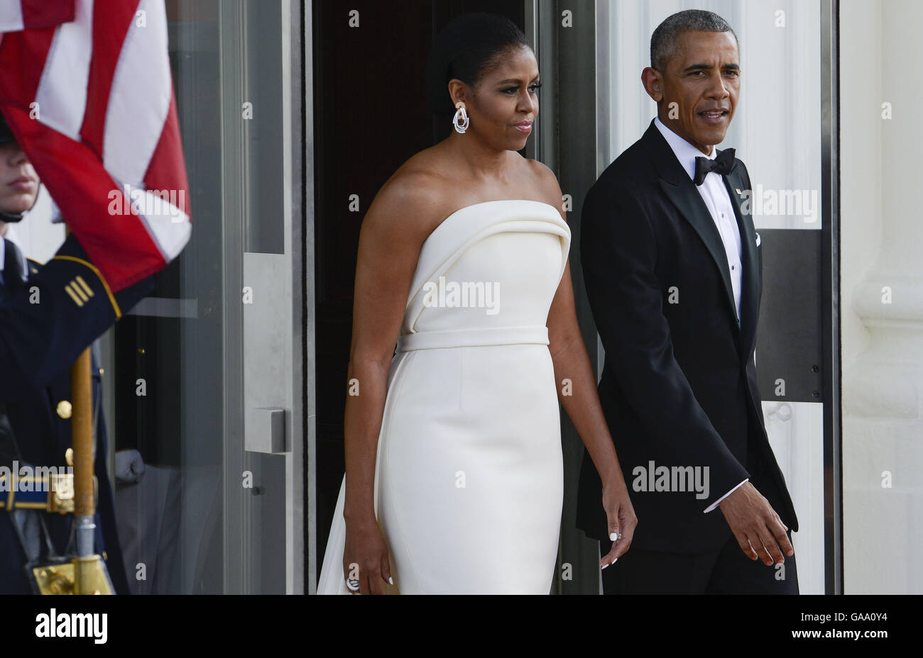 Washington, District Of Columbia, USA. 5. Januar 2012. US-Präsident Obama und First Lady Michelle Obama erwarten die Ankunft von Premierminister Lee Hsien Loong und Frau Ho Ching am nördlichen Portikus des weißen Hauses in Washington, DC am Dienstag, 2. August 2016. Bildnachweis: Leigh Vogel/Pool über CNP © Leigh Vogel/CNP/ZUMA Draht/Alamy Live-Nachrichten Stockfoto