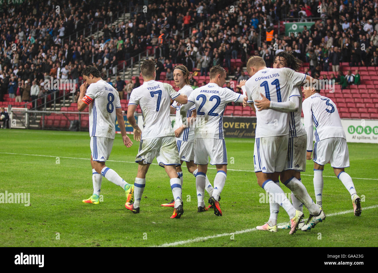 Dänemark, Kopenhagen, 3. August 2016. FC Copenhagen Spieler versammeln sich um Federico Santander während der UEFA-Champions-League-Qualifikationsspiel zwischen FC Kopenhagen und FC Astra Giurgiu bei Telia Parken. FC Kopenhagen gewann das Spiel 3: 0 und ein durch für die Play-off Runde. Stockfoto