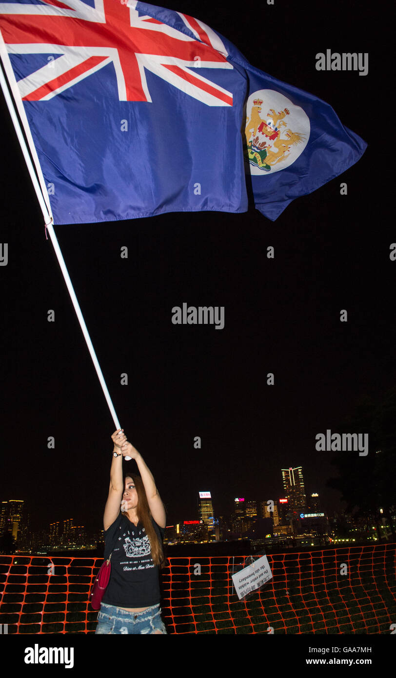 Hong Kong, Hong Kong SAR, China. 5. August 2016. Eine Mädchen winkt die Hong Kong Unabhängigkeit Bewegung Flagge aka die kolonialen Flagge von Hong Kong. Der Hong Kong National Party einzuberufen eine Protestkundgebung nach der Wahlkommission Angelegenheiten Hong Kongs zur Disqualifikation von mehreren Politikern auf der Grundlage ihrer Politik. Demokratie in Hongkong ist bedroht, wie jene, die nicht an der Beijing Parteilinie die September Wahl des gesetzgebenden Rates finden, die Mitglieder ohne sie vorangehen werden. © Jayne Russell/ZUMA Draht/Alamy Live-Nachrichten Stockfoto