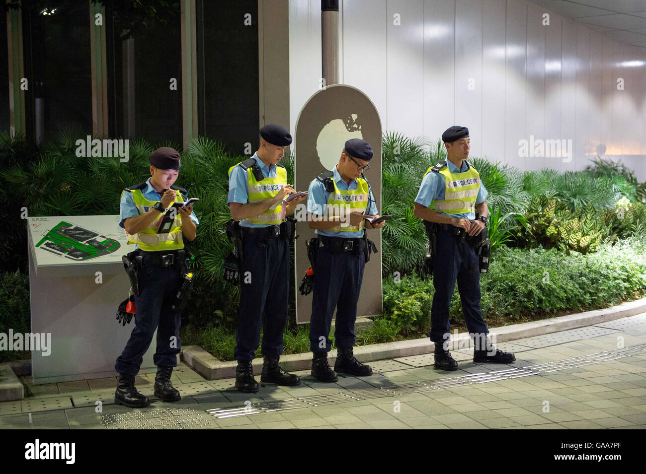 Hong Kong, Hong Kong SAR, China. 5. August 2016. Polizeipräsenz in Tamar Park. Der Hong Kong National Party einzuberufen eine Protestkundgebung nach der Wahlkommission Angelegenheiten Hong Kongs zur Disqualifikation von mehreren Politikern auf der Grundlage ihrer Politik. Demokratie in Hongkong ist bedroht, wie jene, die nicht an der Beijing Parteilinie die September Wahl des gesetzgebenden Rates finden, die Mitglieder ohne sie vorangehen werden. © Jayne Russell/ZUMA Draht/Alamy Live-Nachrichten Stockfoto