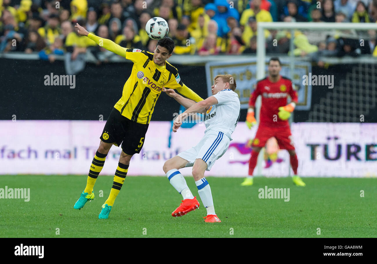 Altach, Österreich. 5. August 2016. Dortmunder Marc Bartra (l) und Sunderland Duncan Watmore in Aktion bei einem Fußball-Testspiel zwischen AFC Sunderland und Borussia Dortmund in Altach, Österreich, 5. August 2016. Foto: GUIDO KIRCHNER/Dpa/Alamy Live News Stockfoto