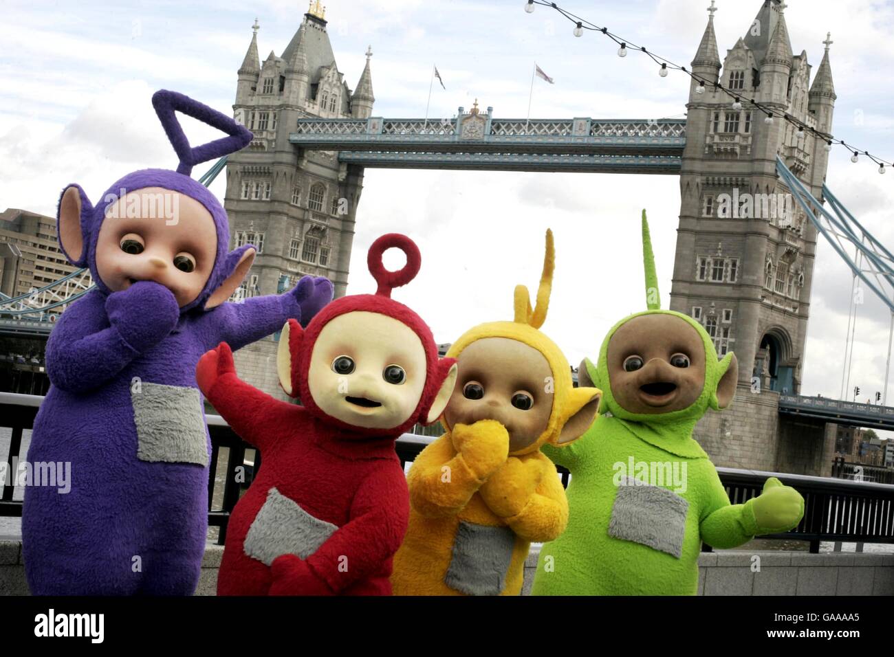 TV-Favoriten die Teletubbies kamen heute Montag, den 3. September, nach London, um eine Besichtigungstour durch einige der berühmtesten Wahrzeichen der Hauptstadt zu Unternehmen, darunter die Tower Bridge, um ihr zehnjähriges Fernsehjahr zu feiern. L-R Tinky Winky, Po, Laa-Laa und Dipsy Stockfoto