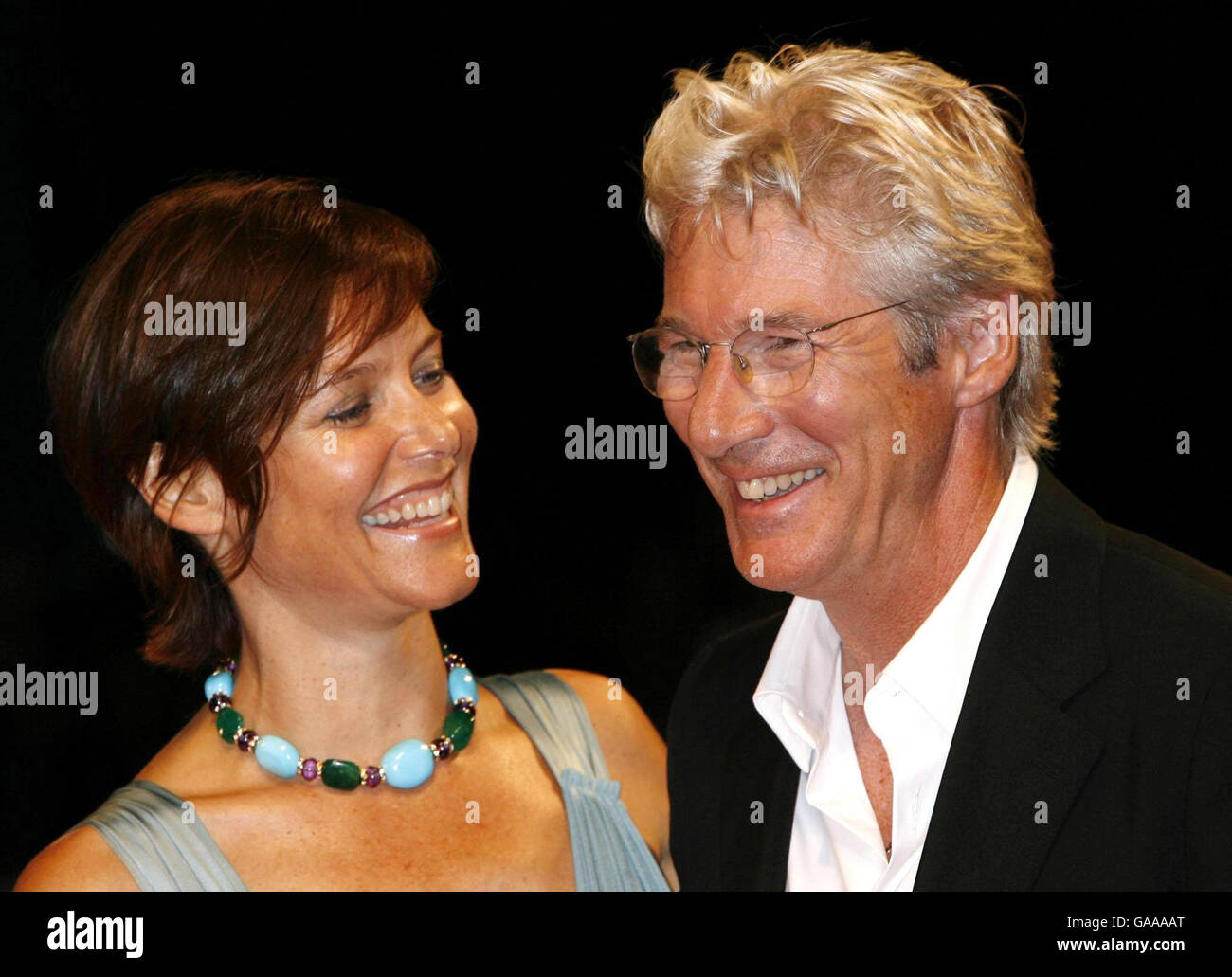 AP OUT: Richard Gere und seine Frau Carey Lowell kommen zur Premiere des Films "The Hunting Party", während der Filmfestspiele von Venedig in Italien. Stockfoto