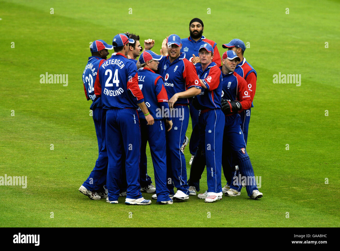 Der englische Andrew Flintoff feiert seinen Fang von Sourav Ganguly mit seinen Teamkollegen während der Seventh NatWest One Day International in Lord's, London. Stockfoto