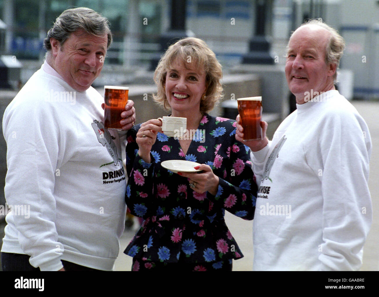 Datei-Image, datiert 01-06-1991. TV-Moderatorin Esther Rantzen mit den Emmerdale-Schauspielern Richard Thorpe, Left, und Ronald Magill. Stockfoto