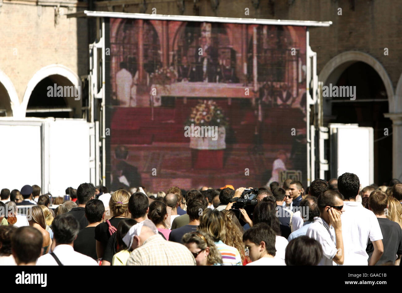 During the funeral of opera singer luciano pavarotti Fotos und Bildmaterial in hoher Auflösung