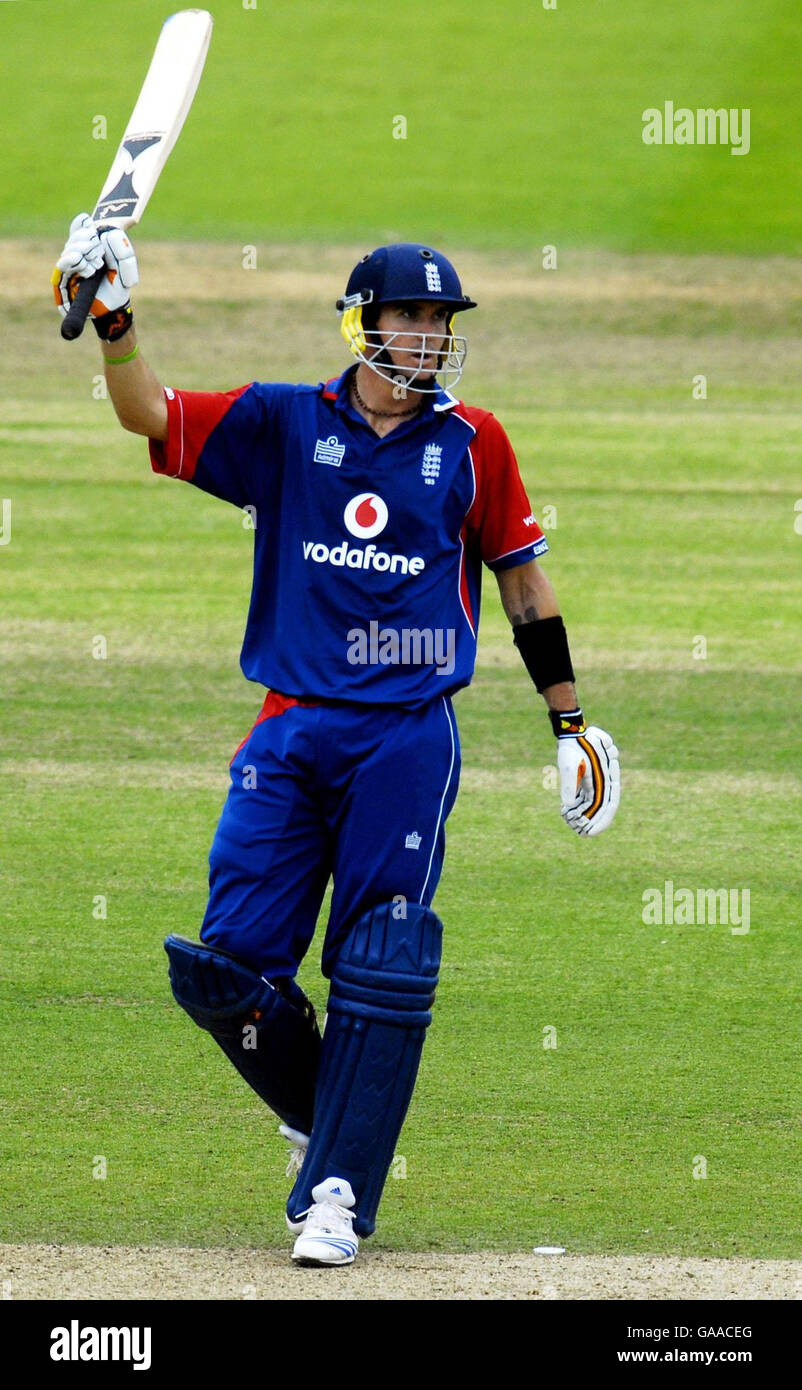 Englands Kevin Pietersen feiert sein 50. Jubiläum während der Seventh NatWest One Day International in Lord's, London. Stockfoto