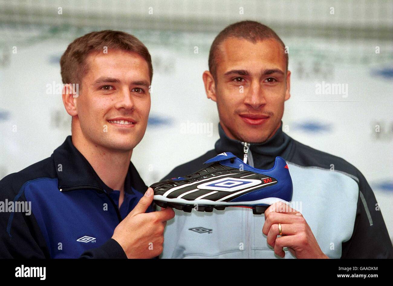 Michael Owen und Henrik Larsson mit dem neuen Umbro XAI FuBballschuhe Stockfotografie Alamy