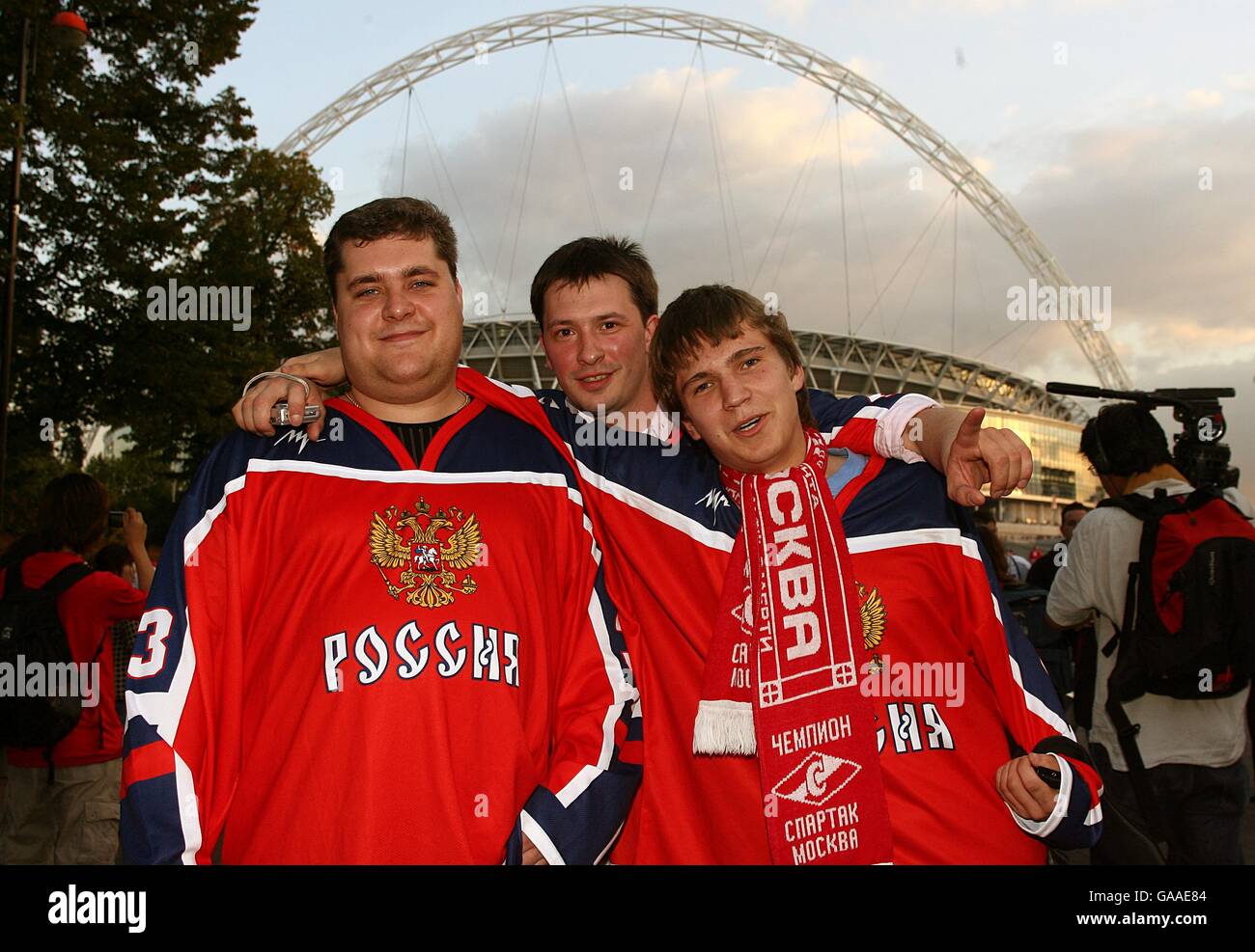 Fußball - UEFA European Championship 2008 Qualifikation - Gruppe E - England gegen Russland - Wembley Stadium. Russische Unterstützer machen sich auf den Weg nach Wembley für das heutige Spiel. Stockfoto