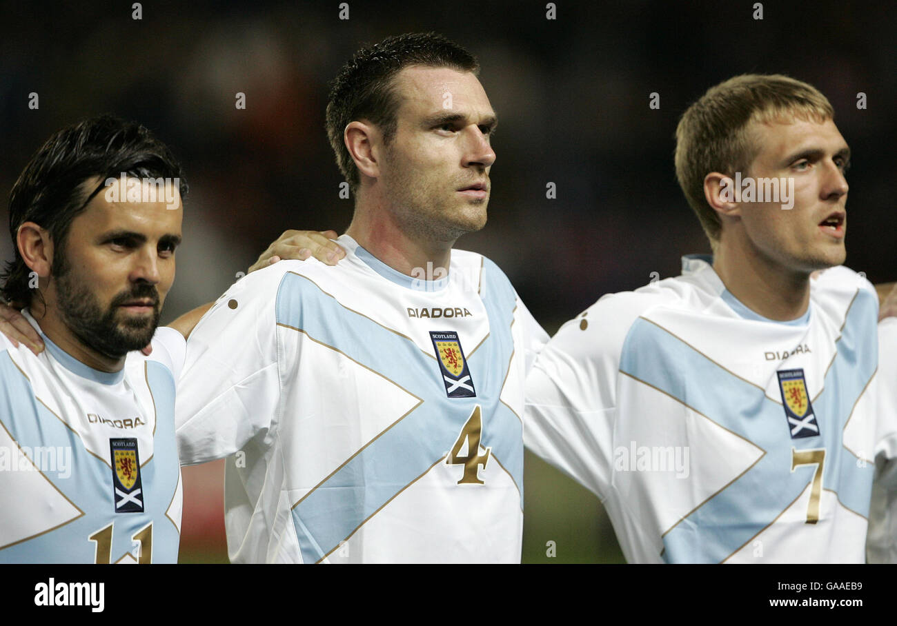 Schottlands Paul Hartley Stephen McManus und Darren Fletcher Linie gegen Frankreich in der Europäischen Qualifikation im Parc des Princess in Paris Stockfoto