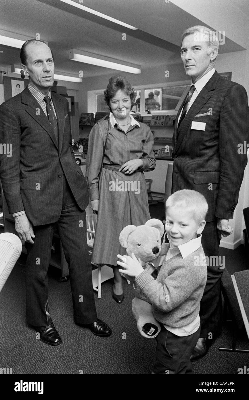 Moment des Staunens für vier Jahre alten Christopher mit einem kuscheligen Teddy durch Margaret Tebbbit (Mitte) an der Sonderschule Whitefield, die ihm gegeben. Sie und Ehemann, neue Handels- und Industrie-Sekretär Norman Tebbit (links) besuchten die Schule, die Erfüllung eines langjährigen Engagements in seinem Wahlkreis Chingford. Neben ihm ist Rex Pardoe, Vorstandsvorsitzender der Whitefield Development Trust. Stockfoto