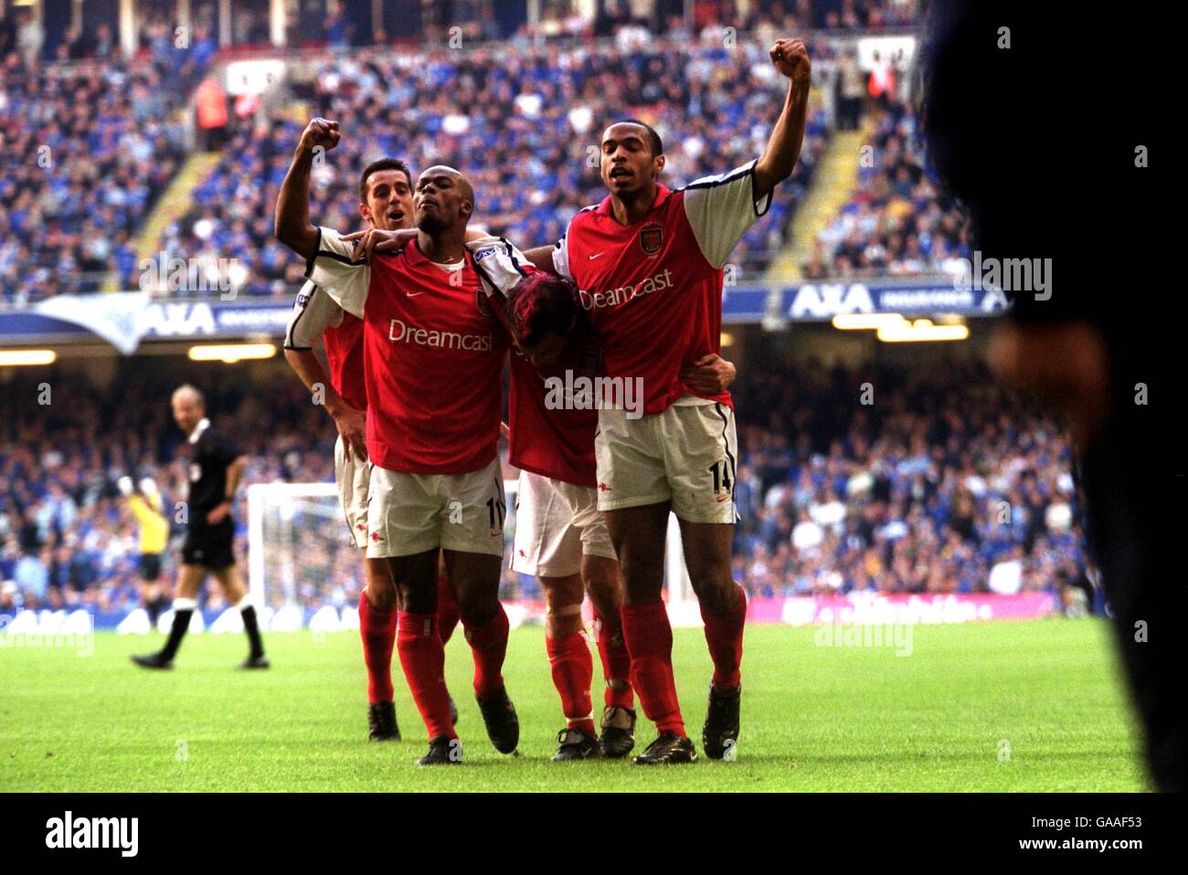 Fußball – AXA FA Cup-Finale – Arsenal gegen Chelsea. L-R: Die Arsenal-Spieler edu, Sylvain Wiltord, Fredrik Ljungberg und Thierry Henry feiern das zweite Tor gegen Chelsea Stockfoto