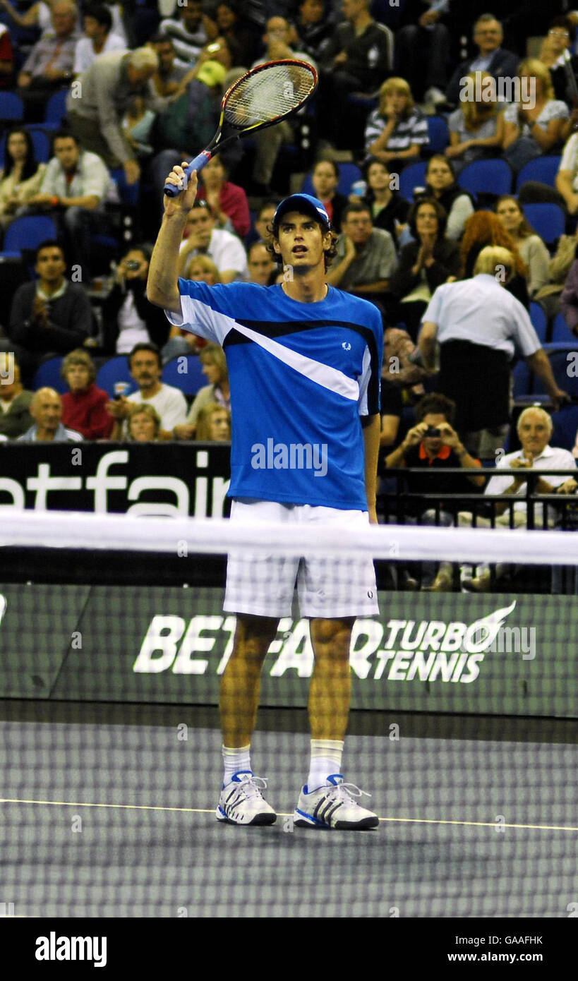 Tennis - Betfair Turbo Tennis - O2 Arena. Andy Murray aus Schottland feiert während des Betfair Turbo Tennis-Spiels in der O2 Arena, London. Stockfoto