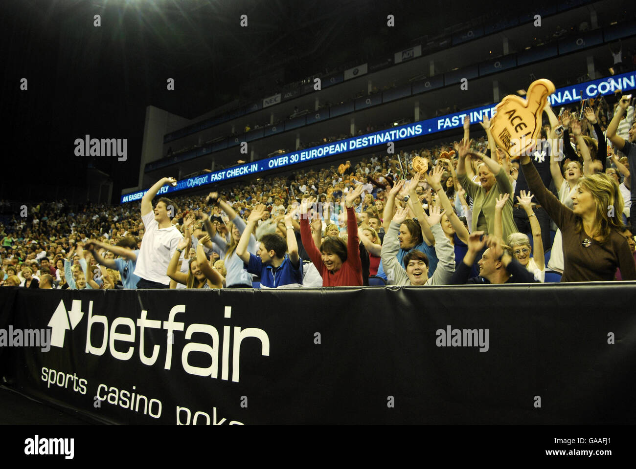 Tennis - Betfair Turbo Tennis - O2 Arena. Fans genießen das Tennis während des Betfair Turbo Tennis-Spiels in der O2 Arena, London. Stockfoto