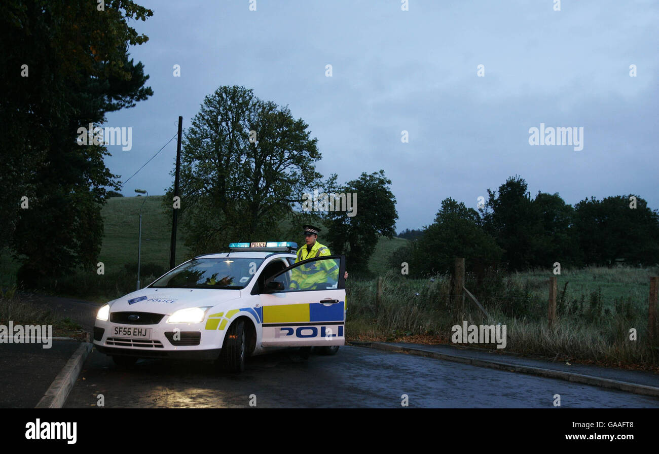 Ein Polizeibeamter steht am Eingang zum Anwesen des Rallyefahrers Colin McRae in der Nähe von Lanark, nachdem heute ein Hubschrauber dort abgestürzt ist. Stockfoto