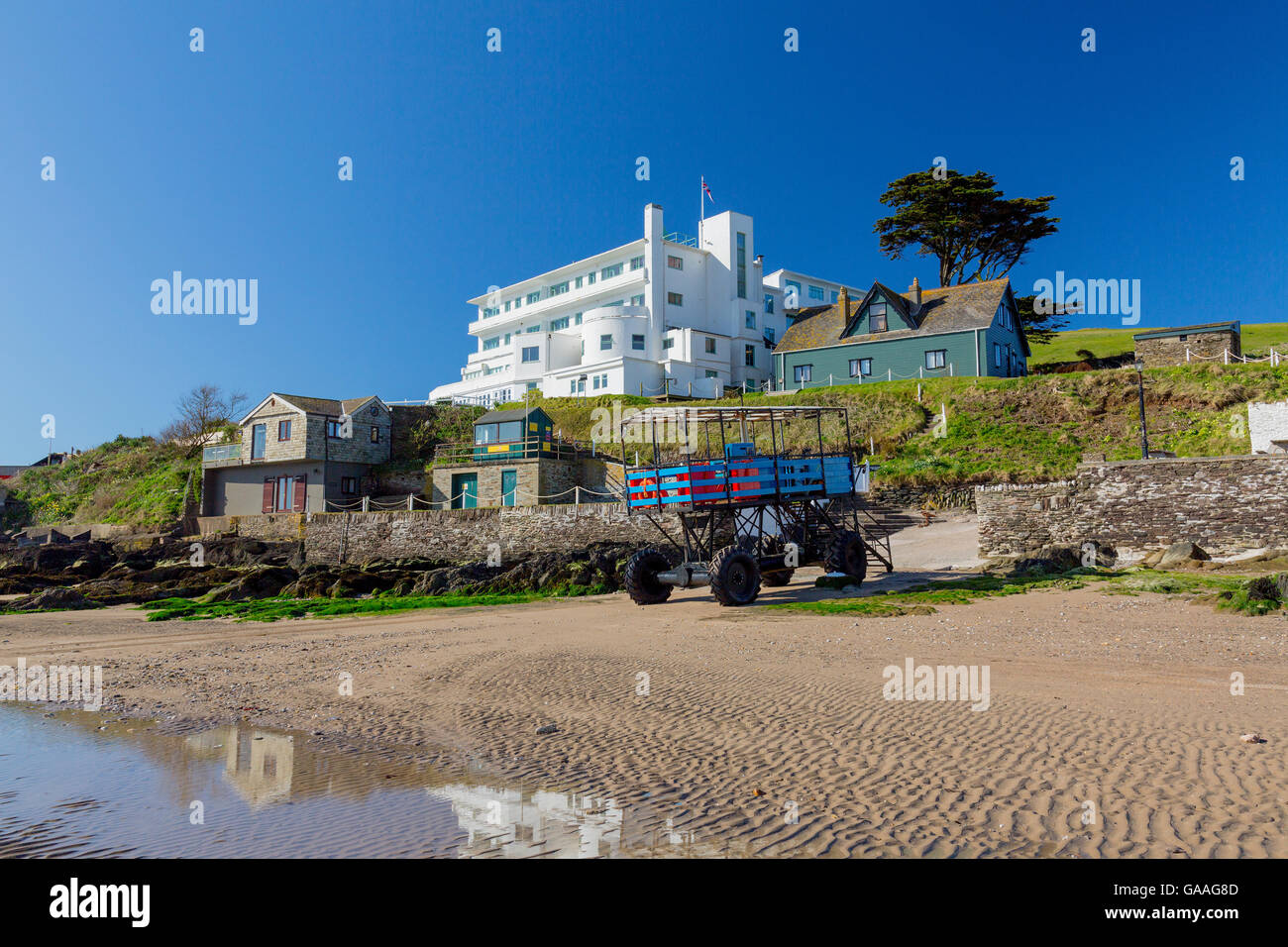 Art-deco-Stil Hotel und Meer Traktor auf Burgh Island, South Devon, England, UK Stockfoto