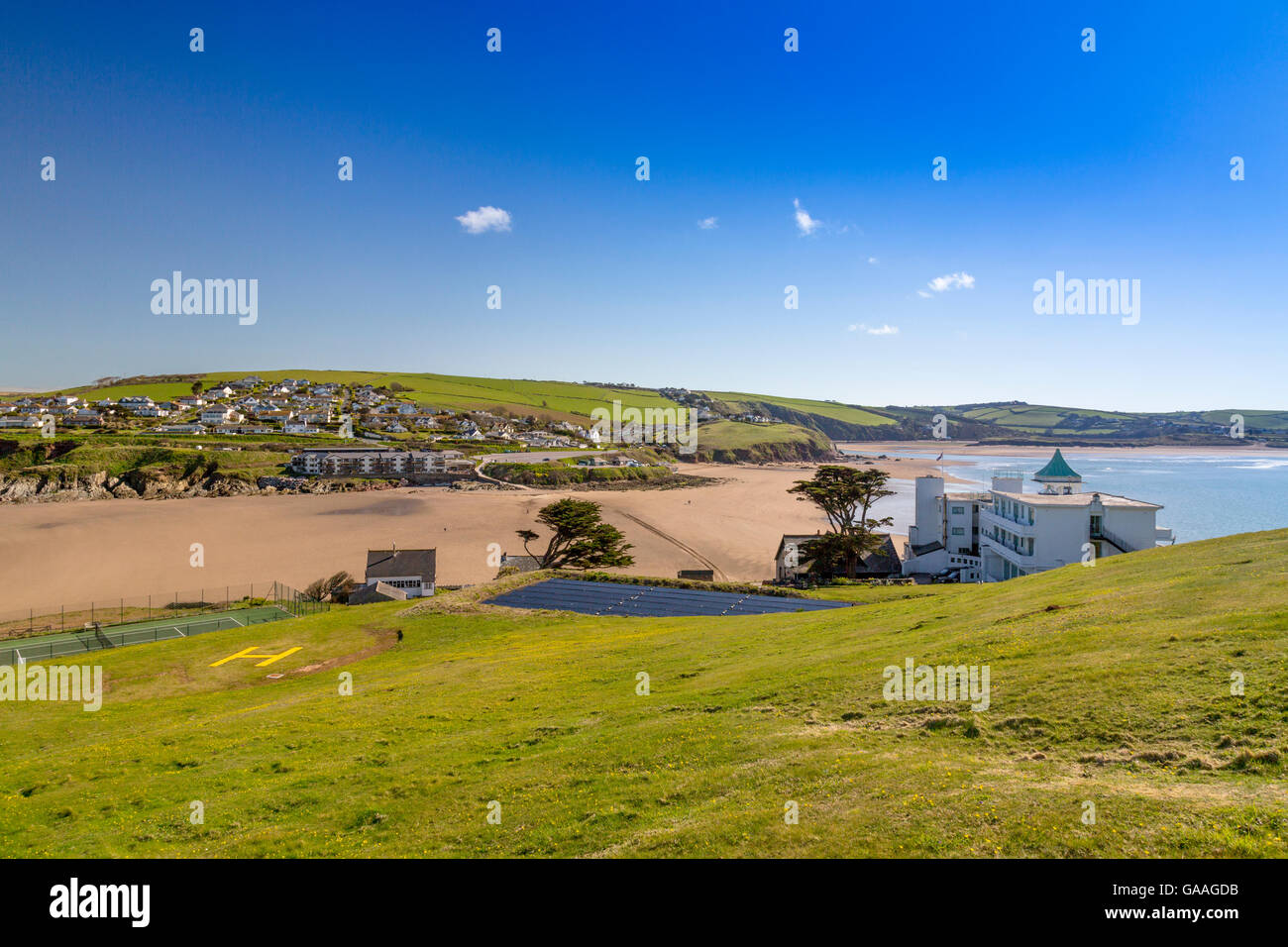 Die Sonnenkollektoren und Hubschrauberlandeplatz im Art-deco-Hotel am Burgh Island mit Blick auf Bigbury am Meer, South Devon, England, UK Stockfoto
