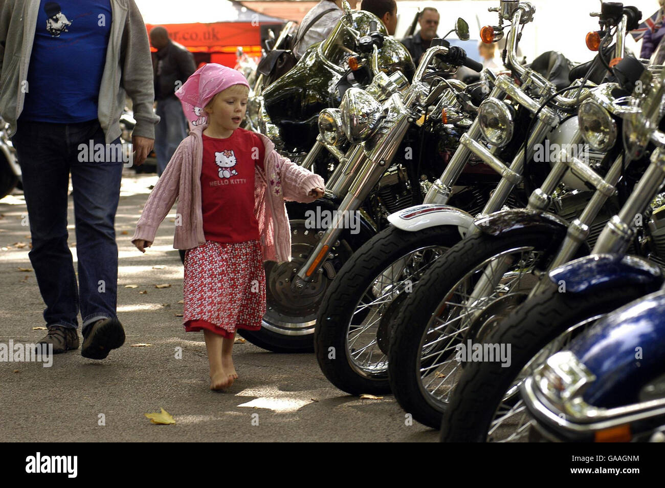 Petra, 5, schaut die Fahrräder als 300 Harley Davidson Motorradfahrer versammeln sich außerhalb der Londoner Great Ormond Street Hospital für Kinder im Rahmen einer Spendenaktion für das Krankenhaus Sonntag, 16. September 2007. (Foto Matt Faber/PA FOTOTERMIN Stockfoto