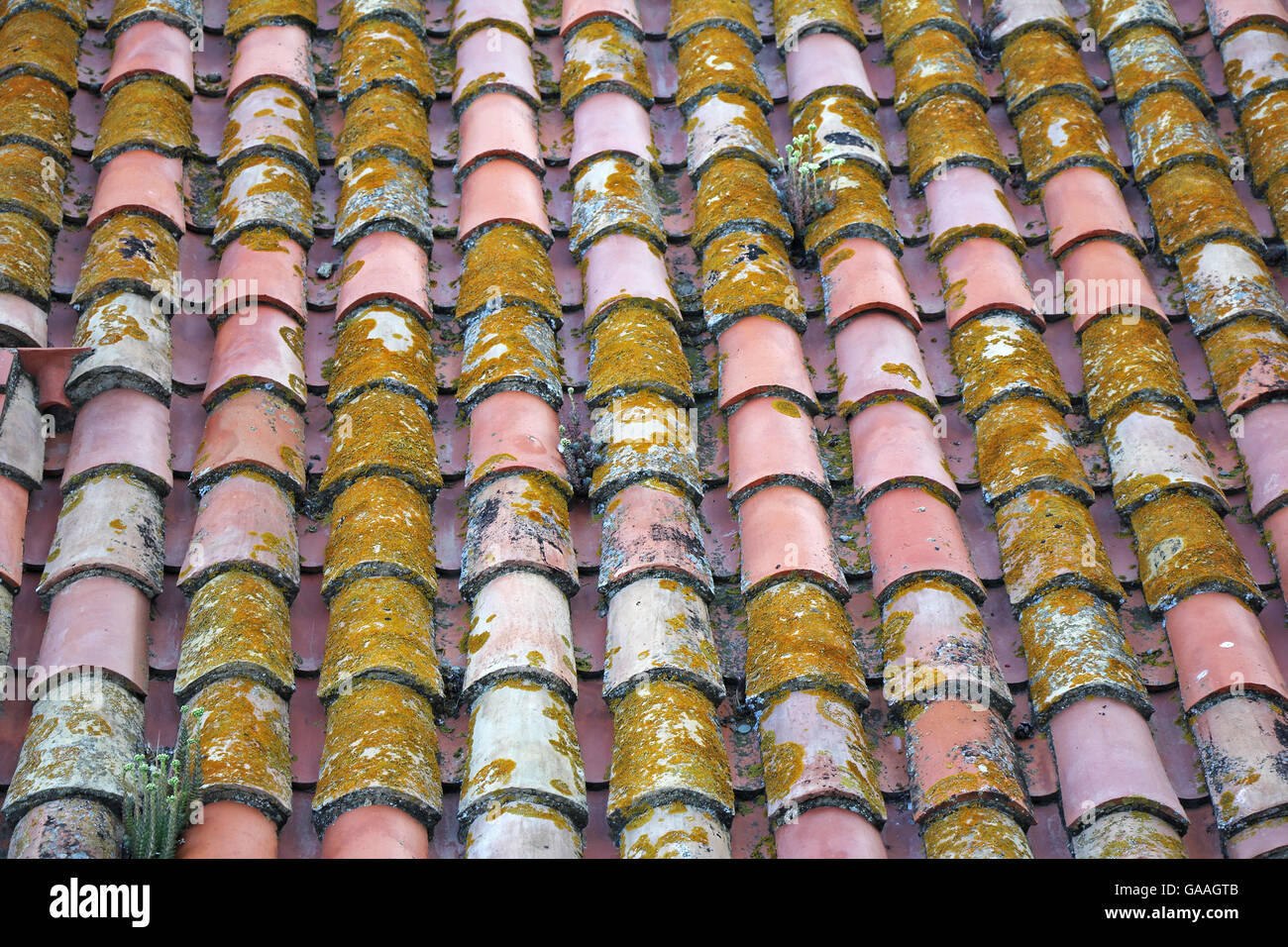 Alte Dachziegel auf dem Dach eines mediterranen Hauses Stockfoto