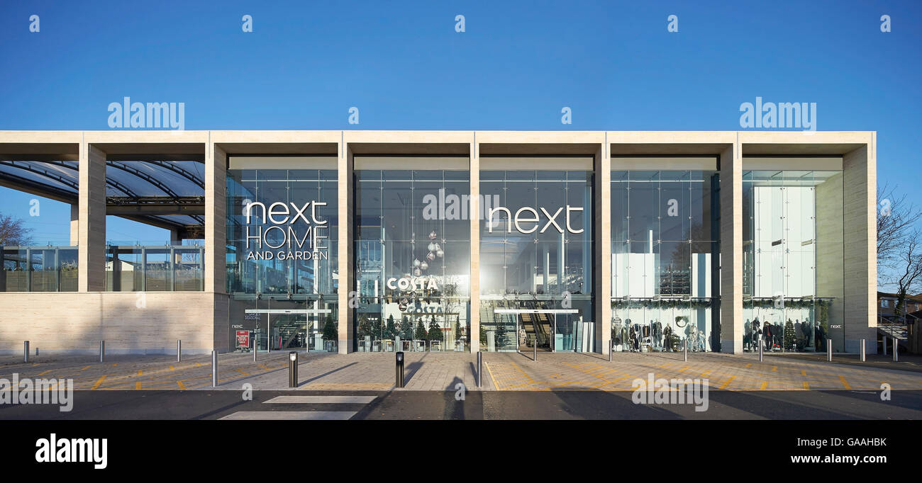 Vorderansicht des Haupteingang mit raumhohen Verglasungen und Kolonnade. Next - Haus und Garten Shops, Southampton, Vereinigtes Königreich. Architekt: Stanton Williams, 2014. Stockfoto