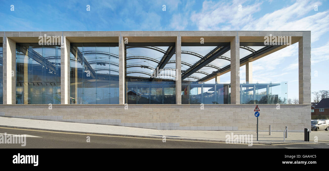 Seitenansicht der Kolonnade am Hang. Next - Haus und Garten Shops, Southampton, Vereinigtes Königreich. Architekt: Stanton Williams, Stockfoto