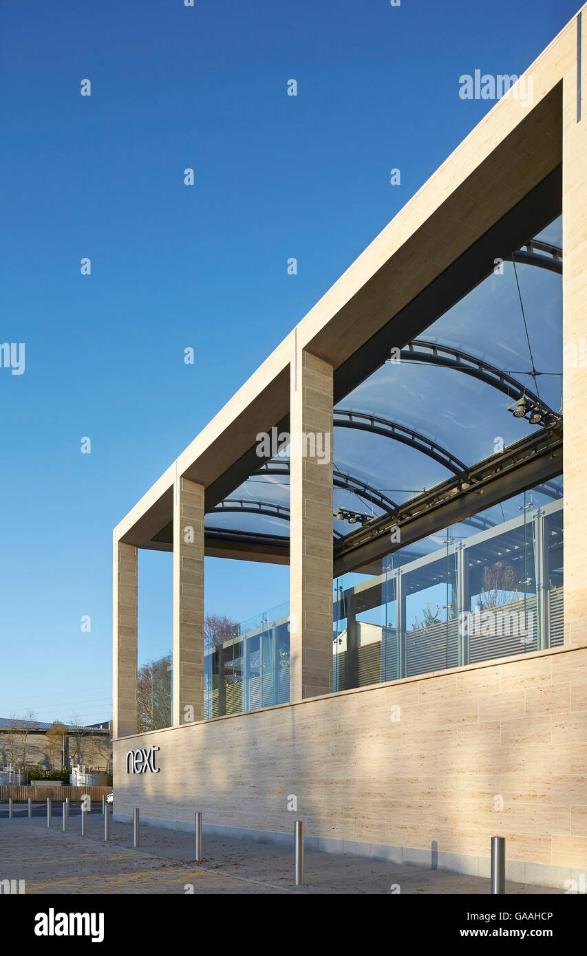 Kolonnade mit gewölbten Glasdach. Next - Haus und Garten Shops, Southampton, Vereinigtes Königreich. Architekt: Stanton Williams, 2014. Stockfoto