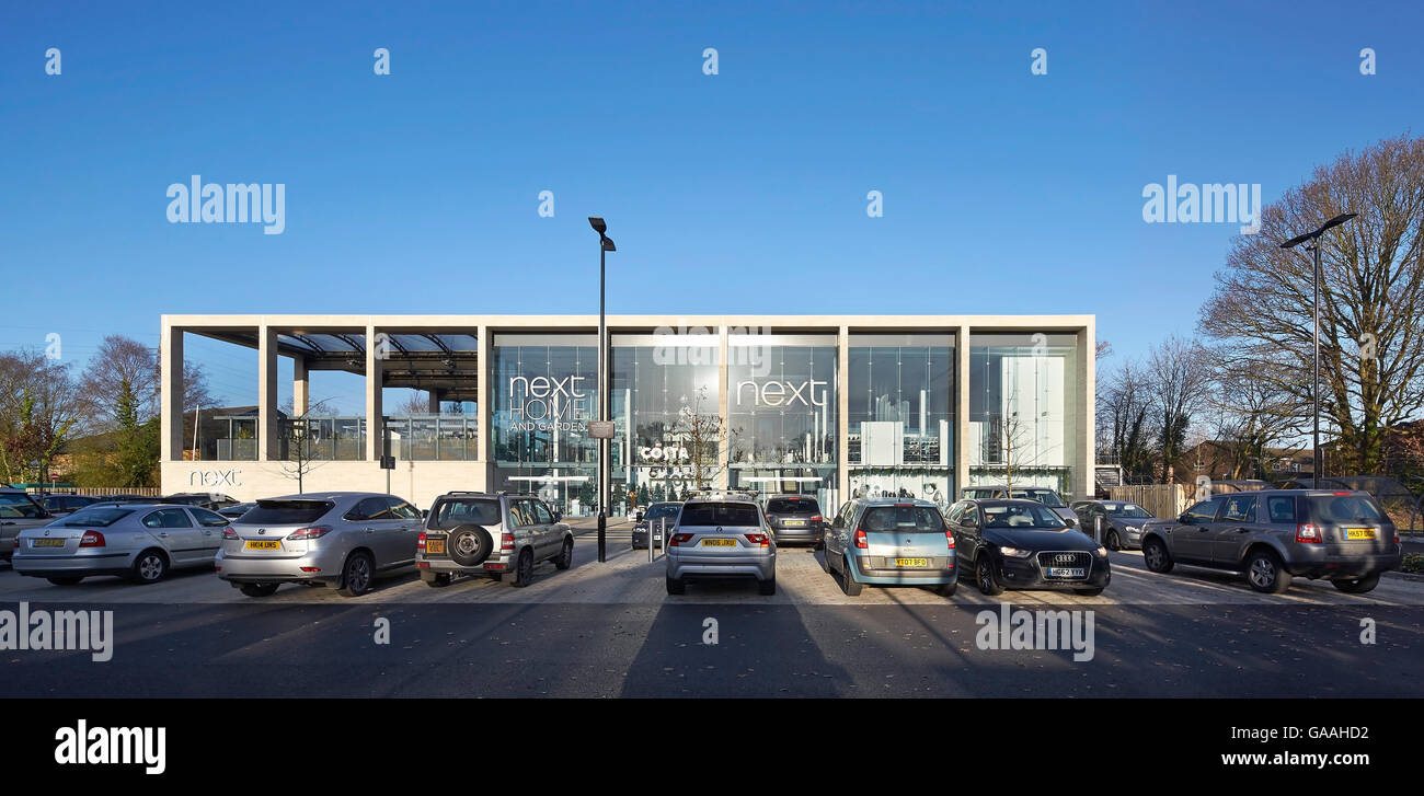 Höhe der Haupteingang mit raumhohen Verglasung vorne und und Parkplatz. Als nächstes - Haus und Garten Shops, Southampton, United Stockfoto