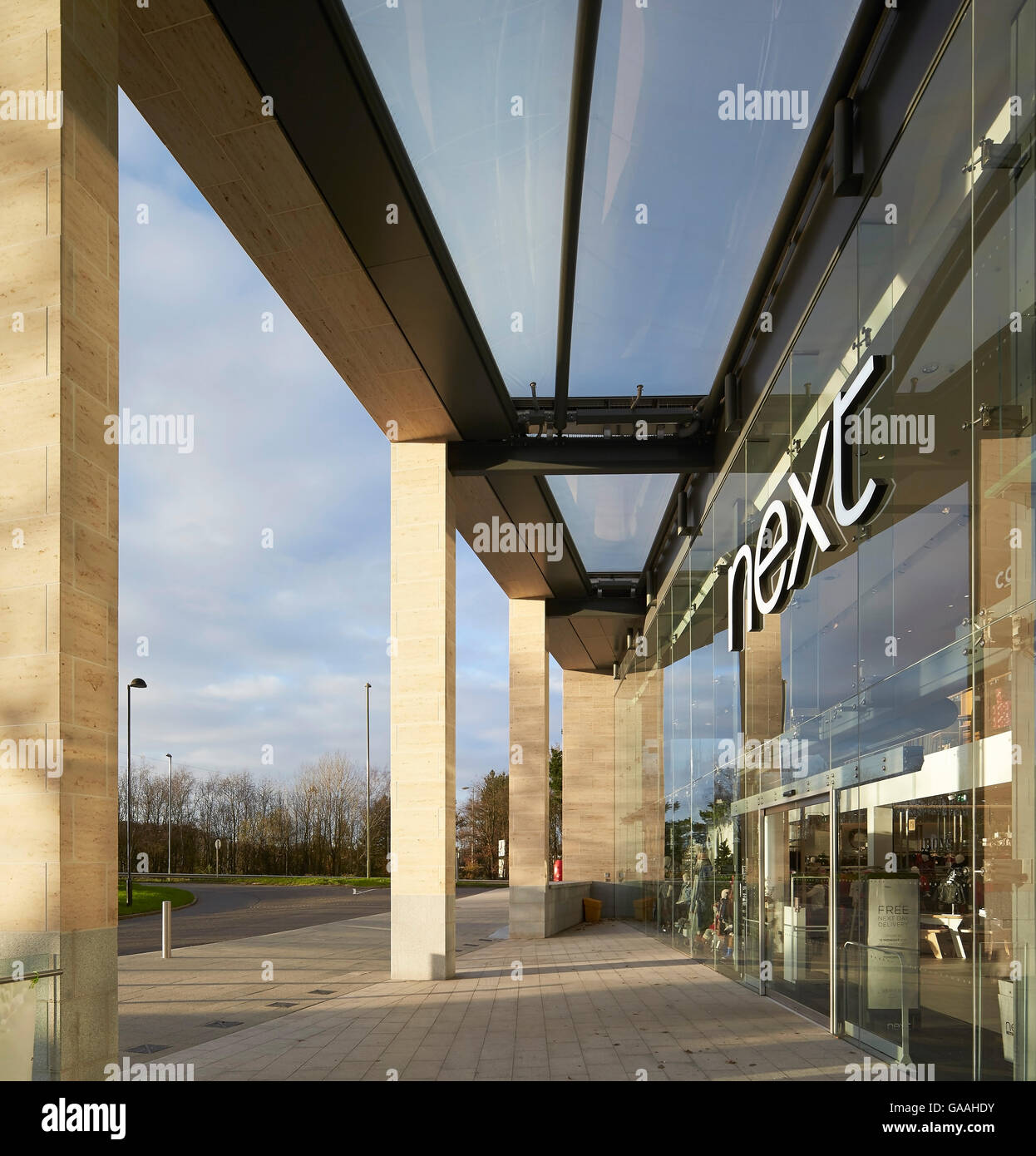 Verglasten Haupteingang mit gewölbten Glasdach. Next - Haus und Garten Shops, Southampton, Vereinigtes Königreich. Architekt: Stanton Stockfoto