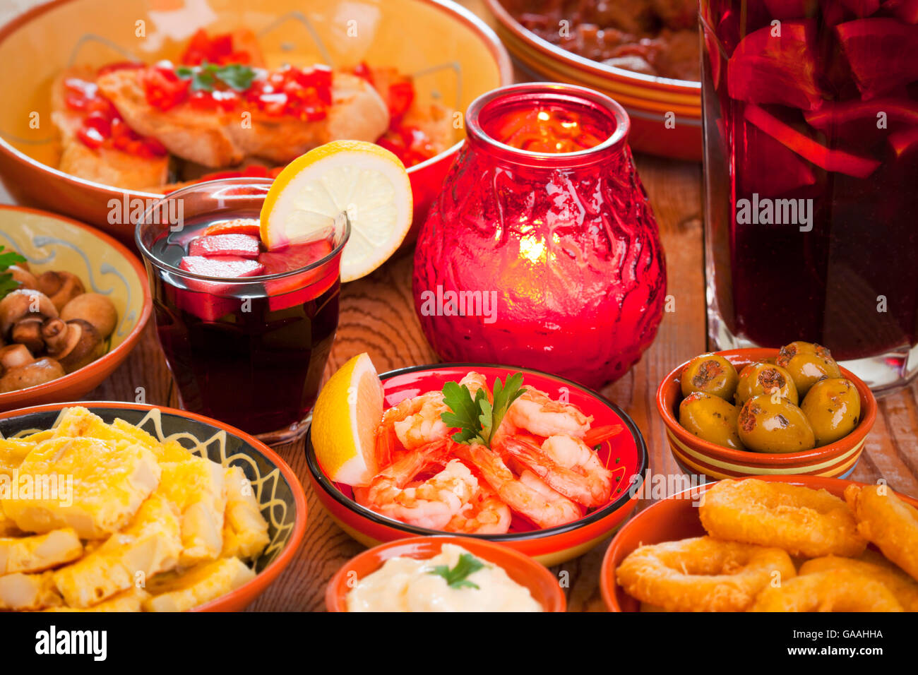 Eine Tabelle gefüllt mit allerlei spanische Tapas und Sangria. Stockfoto