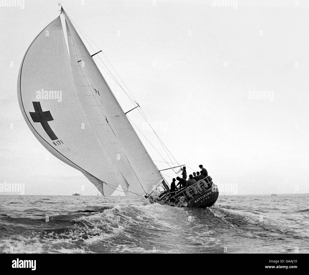 AJAX-NEWS-FOTOS. JUNI 1971. SOLENT, ENGLAND. -IN DIE SCHLACHT - YACHT BATTLECRY, EIN ANWÄRTER FÜR DEN BRITISCHEN ADMIRALS CUP TEAM STEIGT AUS, UM EINEN FLIEGENDEN START AUF DER ERSTEN ETAPPE VON LE HAVRE - KÖNIGLICHE SOUVERÄNEN RENNEN AN EINEM ABEND STARTEN. FOTO: JONATHAN EASTLAND/AJAX REF: YA / BATTLECRY GB 1971. Stockfoto