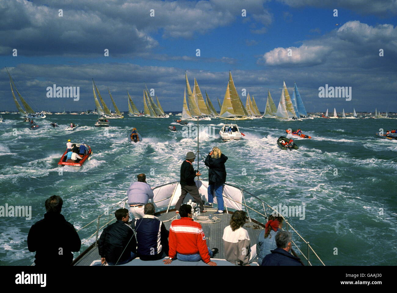 AJAX-NEWS-PHOTOS.1989. SOLENT, ENGLAND.  -RUND UM DIE WELT RENNSTART - ENTKOMMT DEN WHITBREAD ROUND THE WORLD RACE EINEN LUFTIGEN START AUS PORTSMOUTH AUF DER 1. ETAPPE VON EINEM 27.500 MEILEN-RENNEN.   FOTO: JONATHAN EASTLAND/AJAX.   REF: CD212042 / 37 Stockfoto