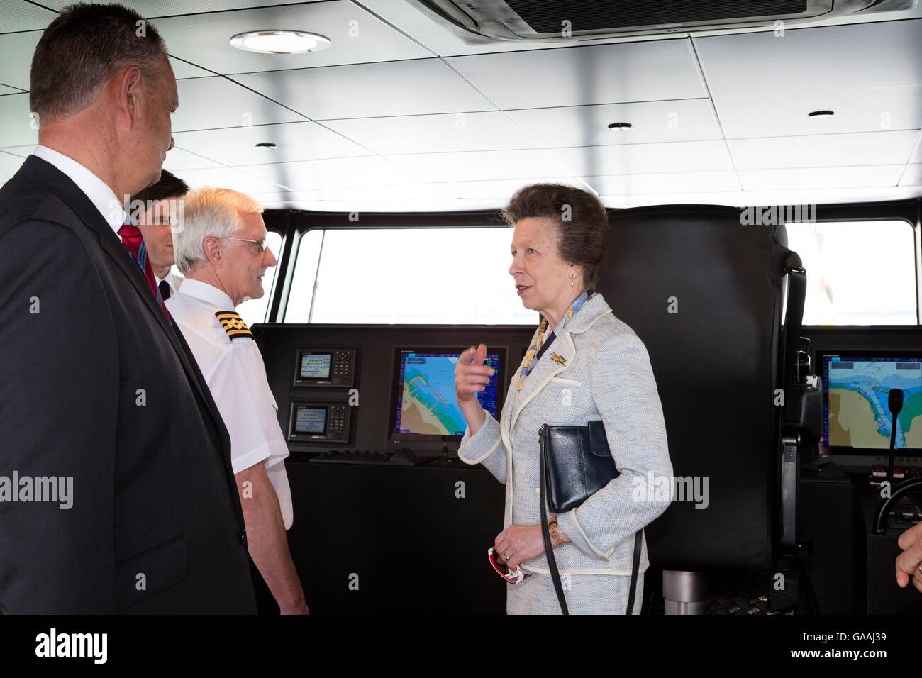 Die Princess Royal d auf der Brücke von Red Funnel neue Passagier-Fähre Red Jet 6, das erste Schiff seiner Art in Großbritannien in 15 Jahren nach der Taufzeremonie in Cowes auf der Isle Of Wight gebaut werden. Stockfoto