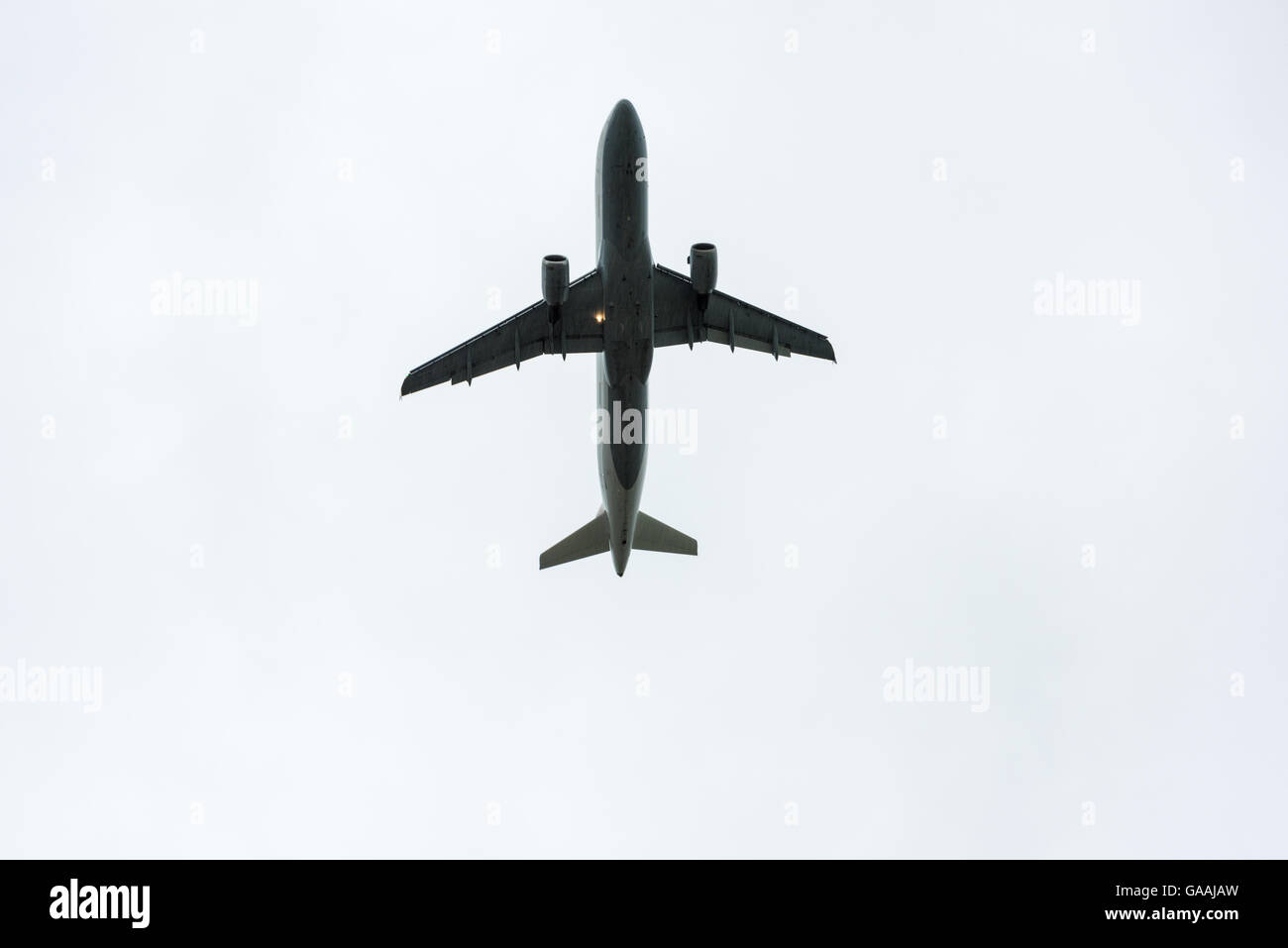 Flugzeug abheben bei Regen Stockfoto