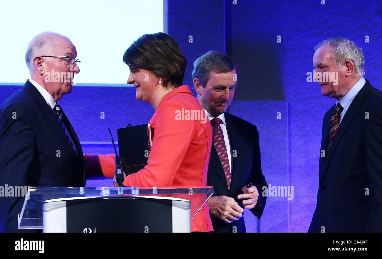 (v.l.) Republik Irland Minister für auswärtige Angelegenheiten Charlie Flanagan, Nordirland ersten Minister Arlene Foster, Taoiseach Enda Kenny und Nordirland stellvertretender erster Minister Martin McGuinness während einer Pressekonferenz auf der Nord-Süd-Rat in Dublin Castle, Dublin. Stockfoto