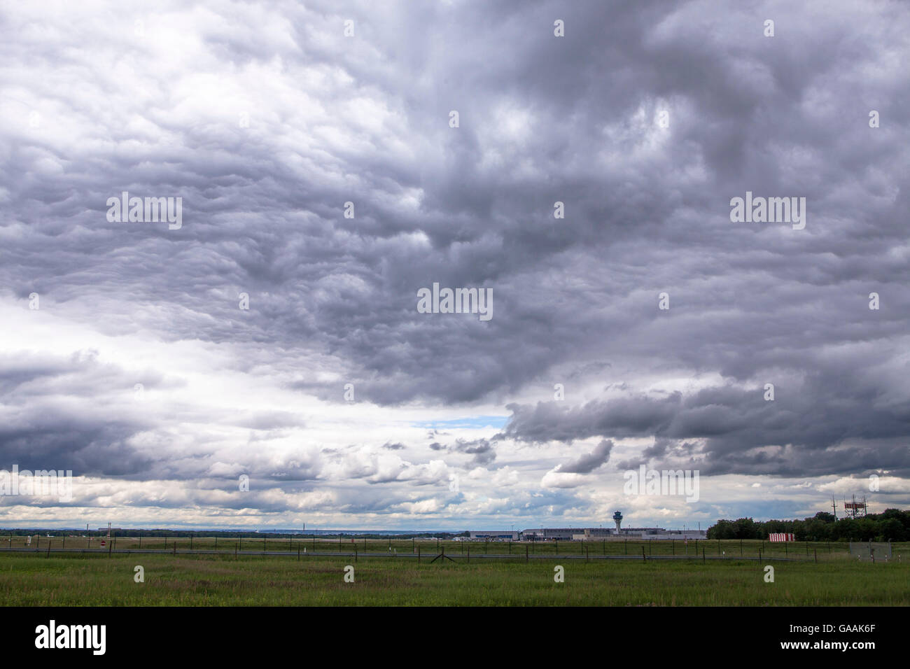 Deutschland, Troisdorf, North Rhine-Westphalia, Gewitterwolken über dem Flughafen Köln-Bonn. Stockfoto