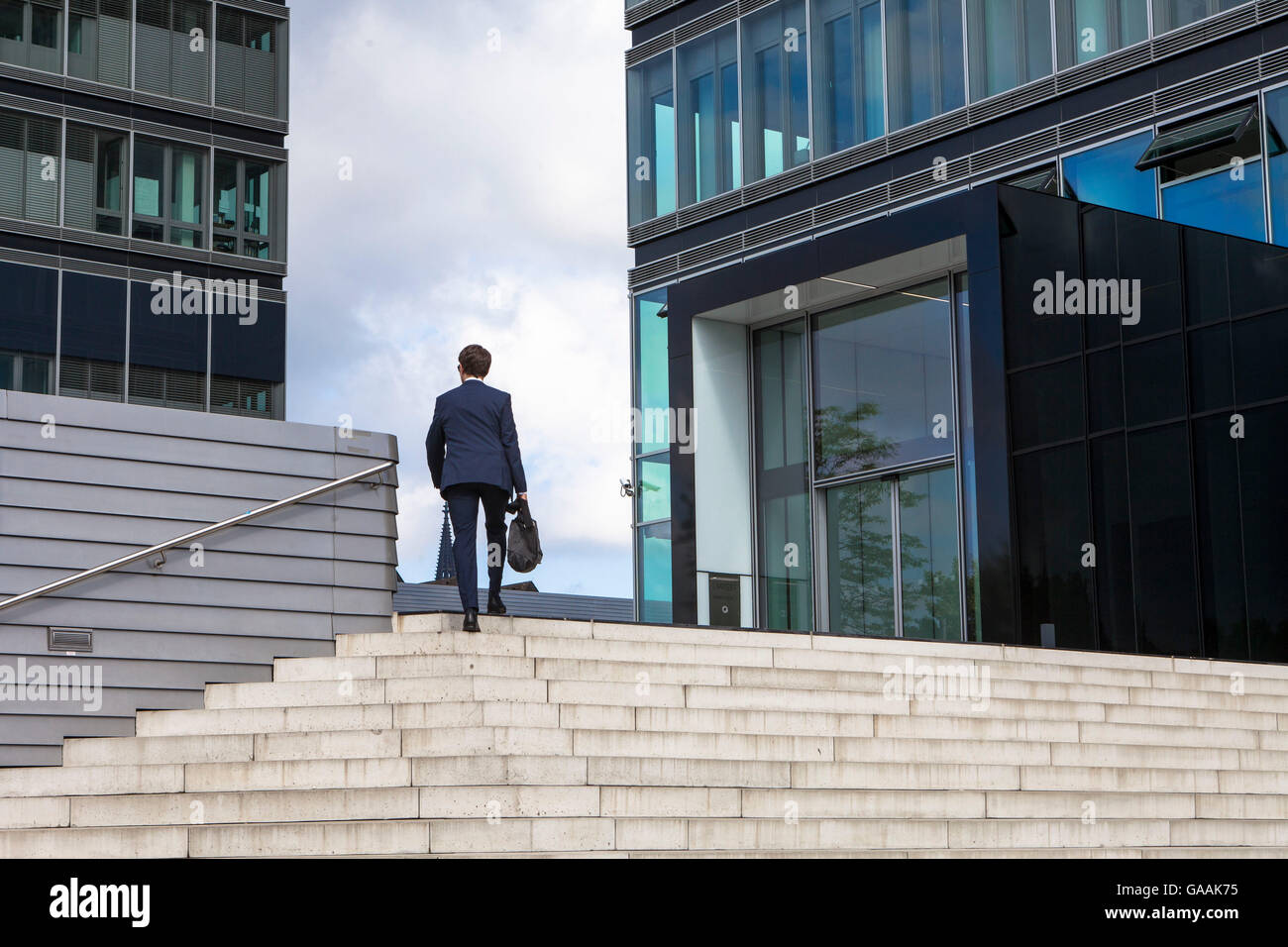 Deutschland, Nordrhein-Westfalen, Köln, Treppen an der Kennedy Platz an der Lanxess-Turm im Stadtteil Deut. Stockfoto