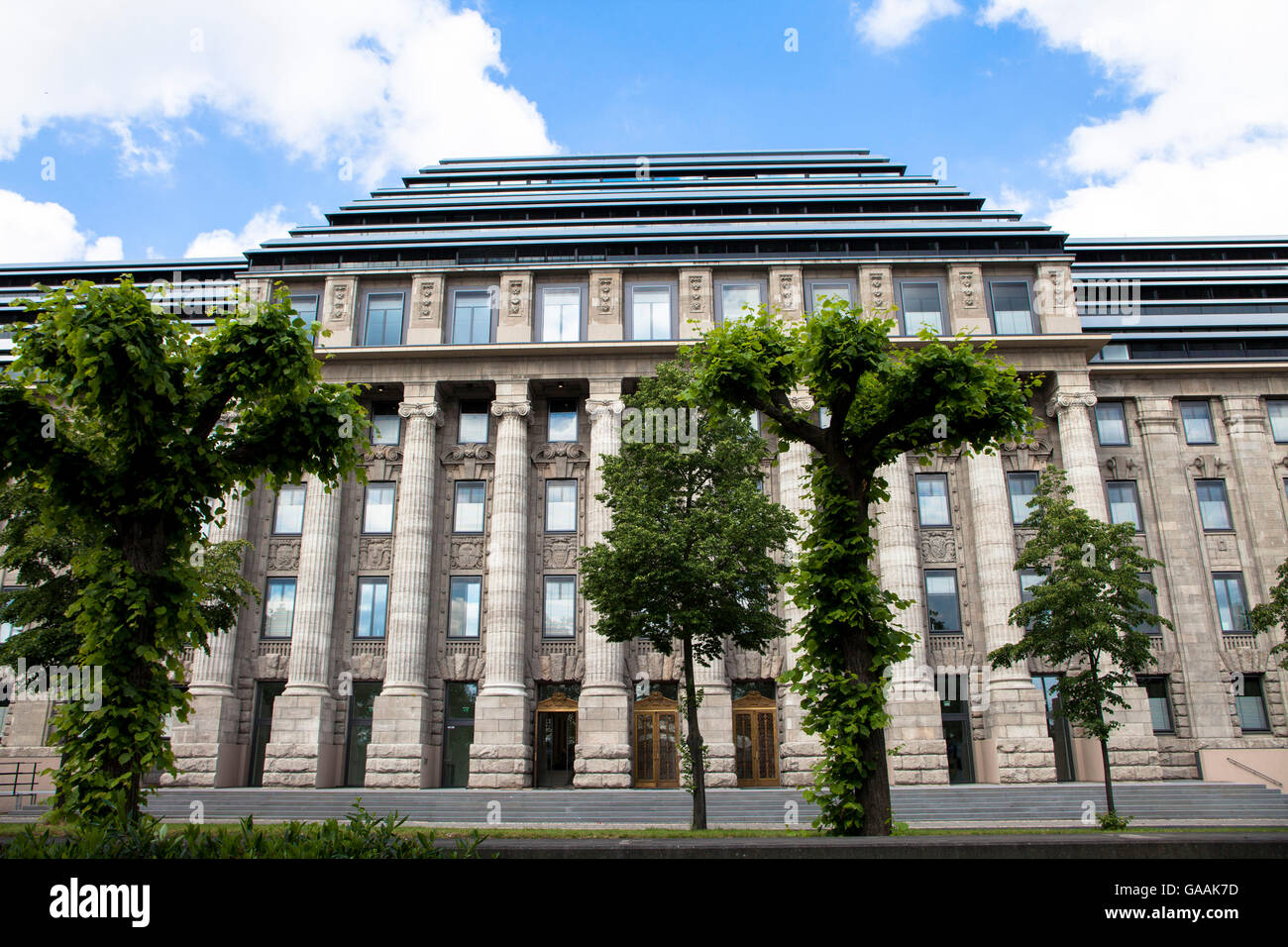 Büro-und Geschäftshaus "Neue Direktion" auf der Straße Konrad-Adenauer-Ufer, Sitz der Europäischen Agentur für Flugsicherheit (EASA) Stockfoto