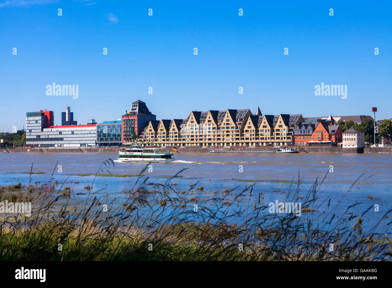 Deutschland, Köln, Blick über den Rhein zum Bürogebäude in Rheinau-Hafen Stockfoto
