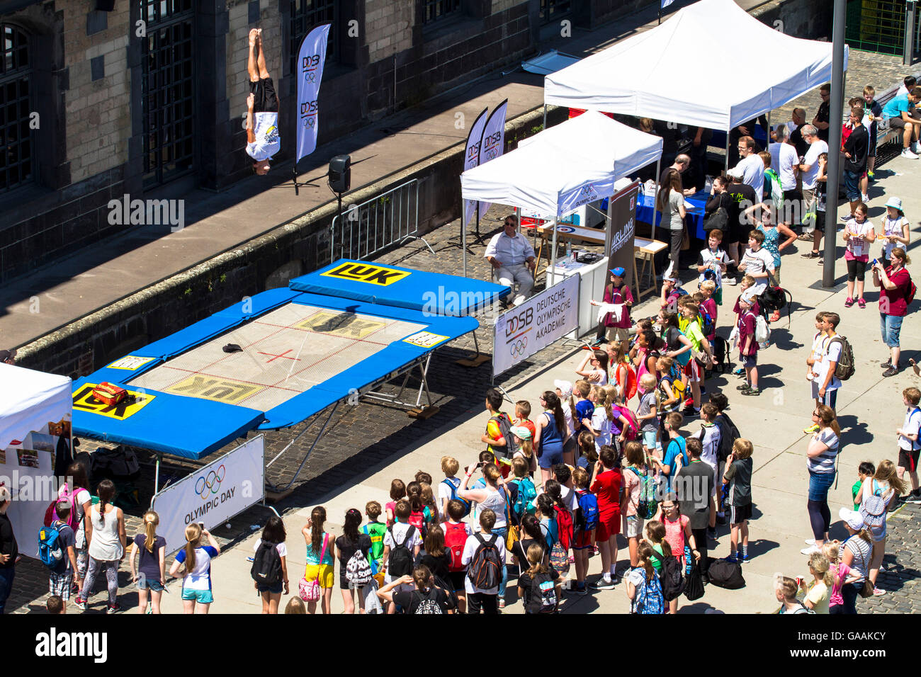 Deutschland, Köln, Olympische Tag im deutschen Sport und Olympia-Museum am  Hafen Rheinau, Trampolin Stockfotografie - Alamy