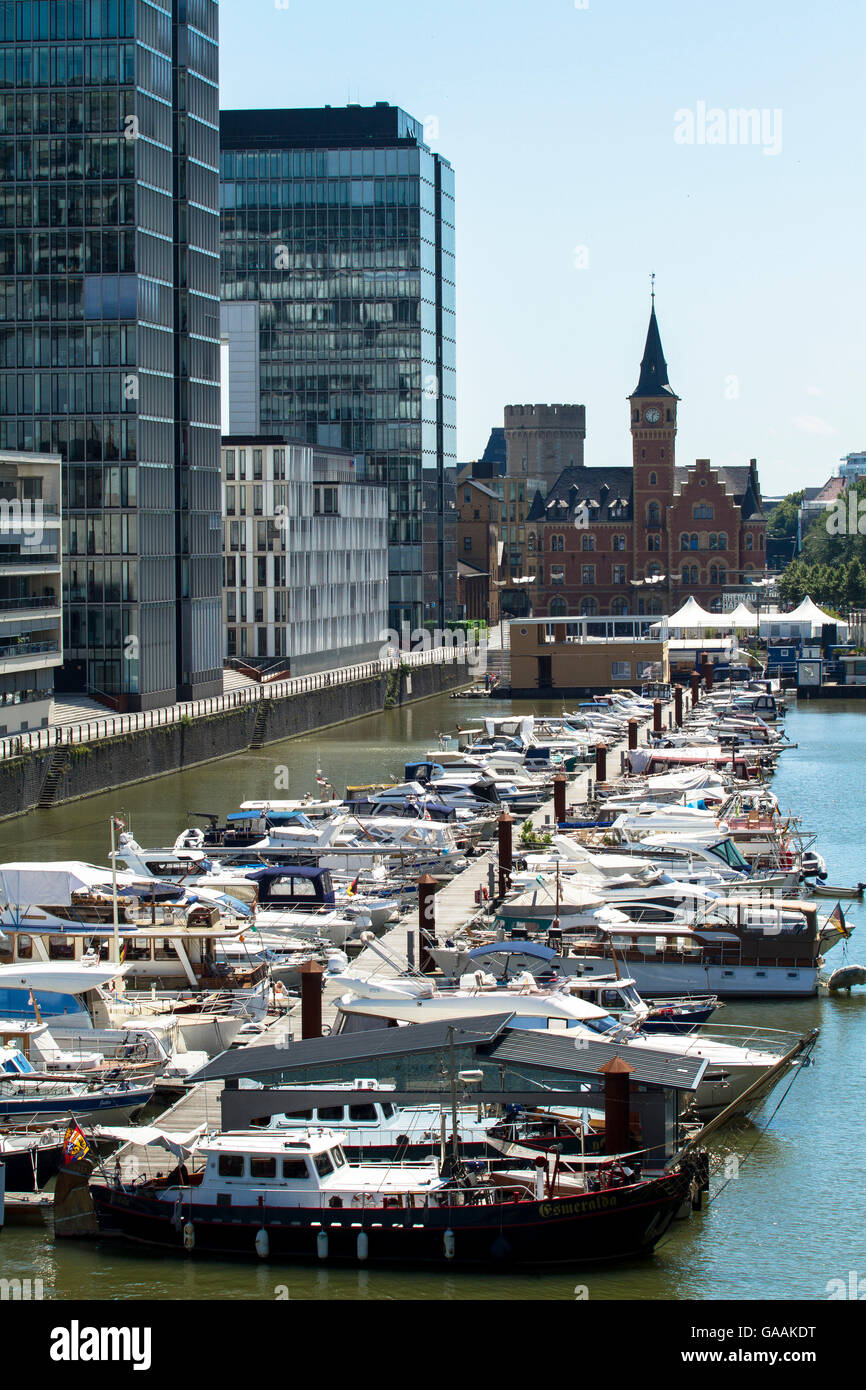 Deutschland, Köln, Boote am RheinauHafen, im Hintergrund das alte
