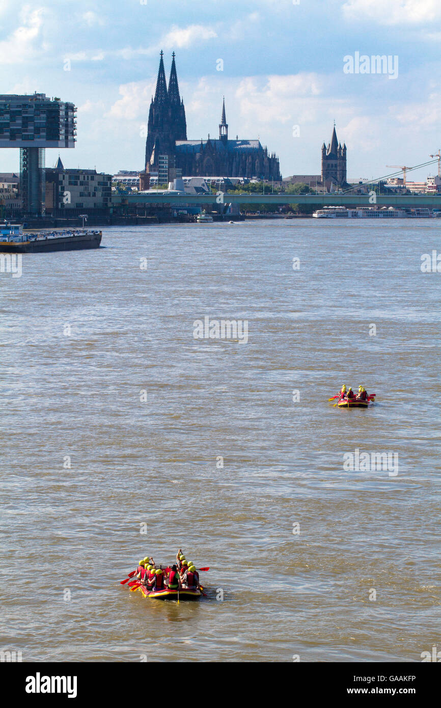 Deutschland, Nordrhein-Westfalen, Köln, rafting auf dem Fluss Rhein, der Dom. Stockfoto