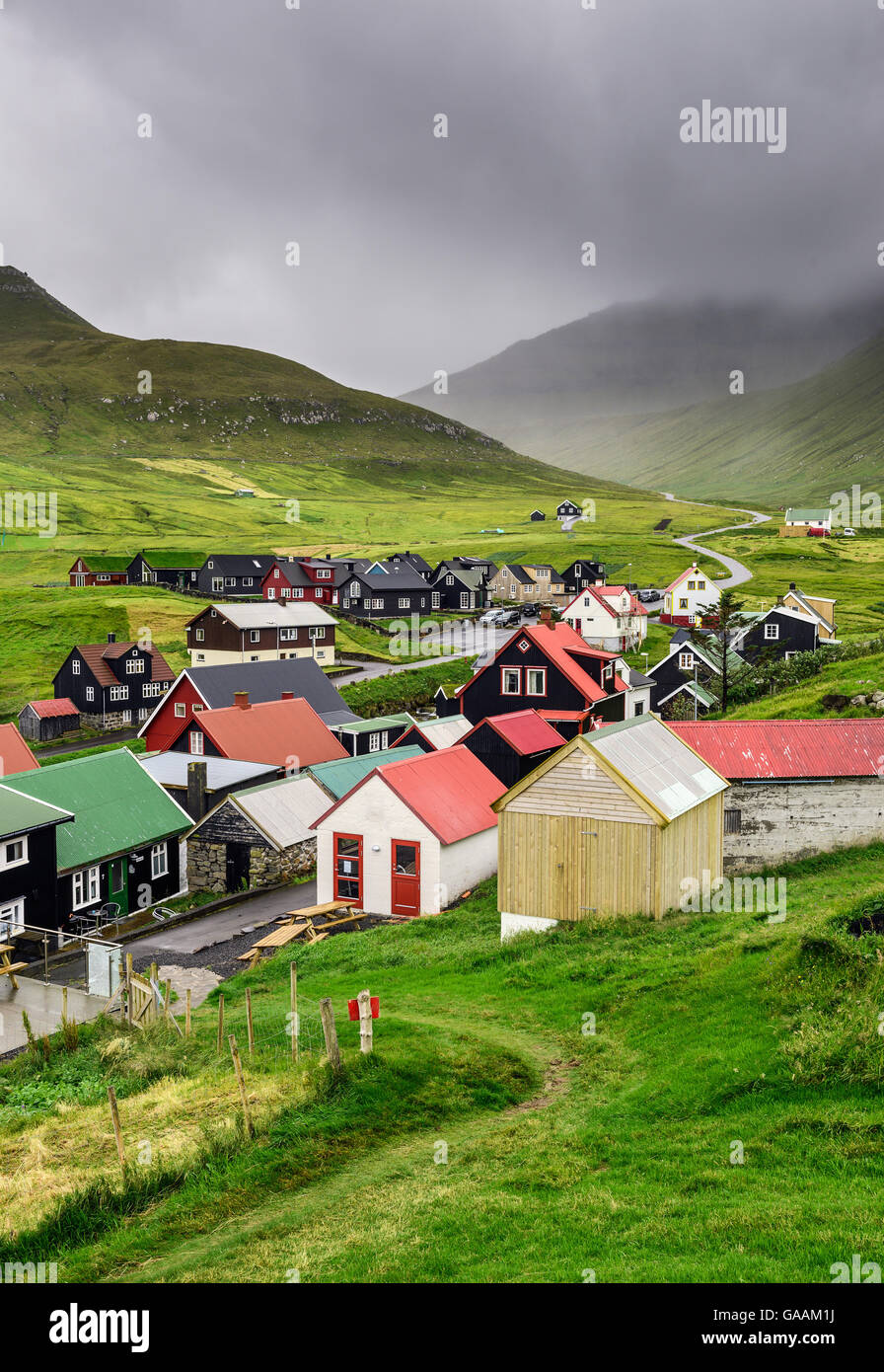 Malerischen Dorf Gjogv mit typisch bunten Häusern auf der Insel Eysturoy, Färöer, Dänemark Stockfoto